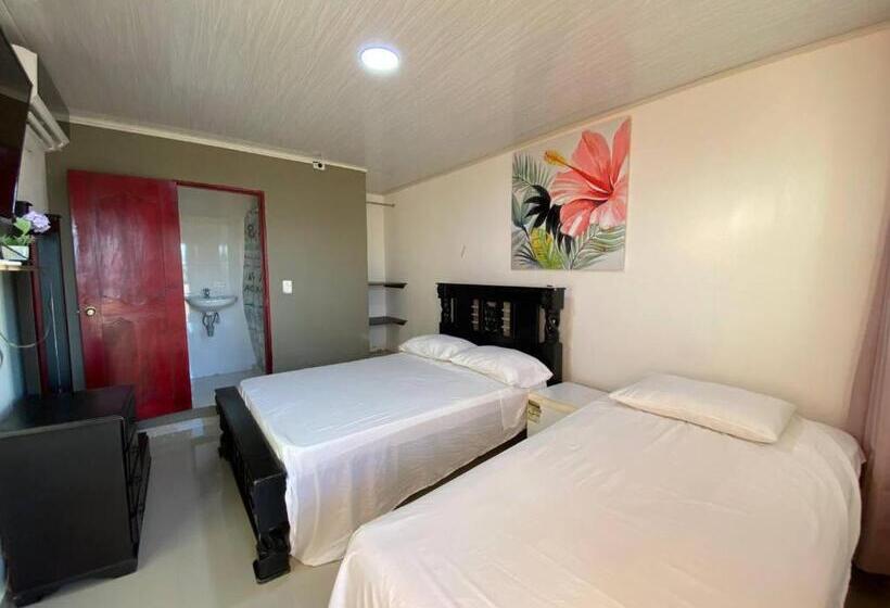 اتاق استاندارد سه نفره, Posada Shalain