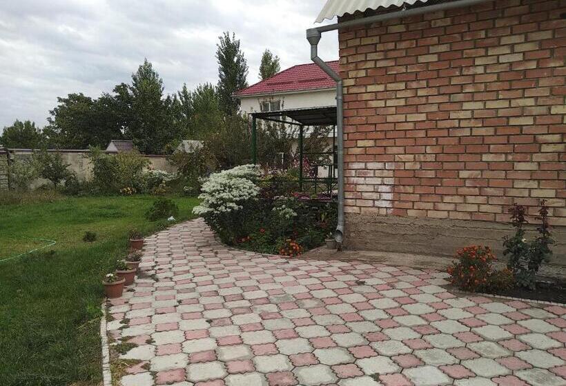 اتاق استاندارد سه تخته با چشمانداز باغ, Talants Guest House