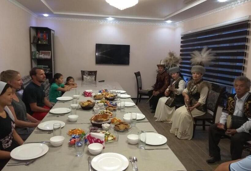 اتاق استاندارد سه تخته با چشمانداز باغ, Talants Guest House