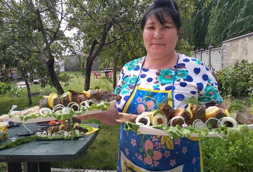 اتاق استاندارد سه تخته با چشمانداز باغ, Talants Guest House