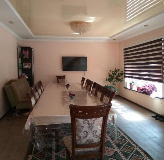 اتاق استاندارد سه تخته با چشمانداز باغ, Talants Guest House