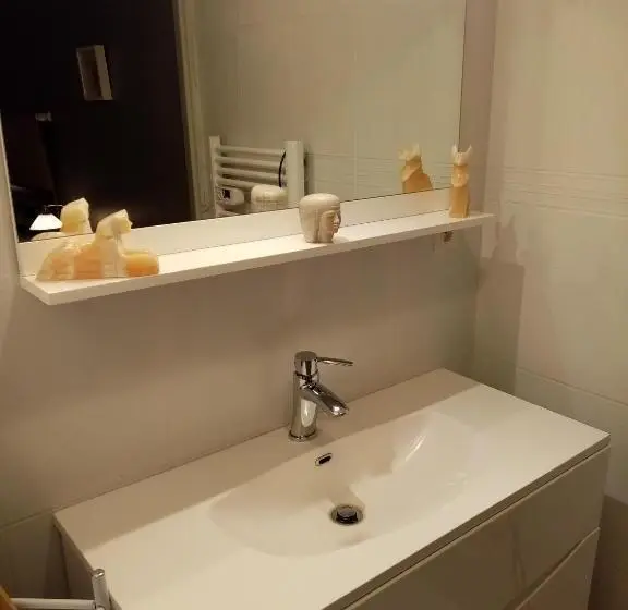 スタンダードルーム, Les Coquelicots Chambre D  Hote Avec Grand Lit Et Salle D Eau Privative Pour Une Persone Ou Un Coupl