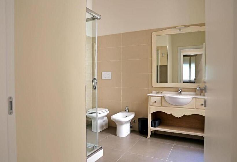 اتاق سه‌نفرۀ استاندارد با سرویس بهداشتی بیرون از اتاق, App9   Rooms And Apartments