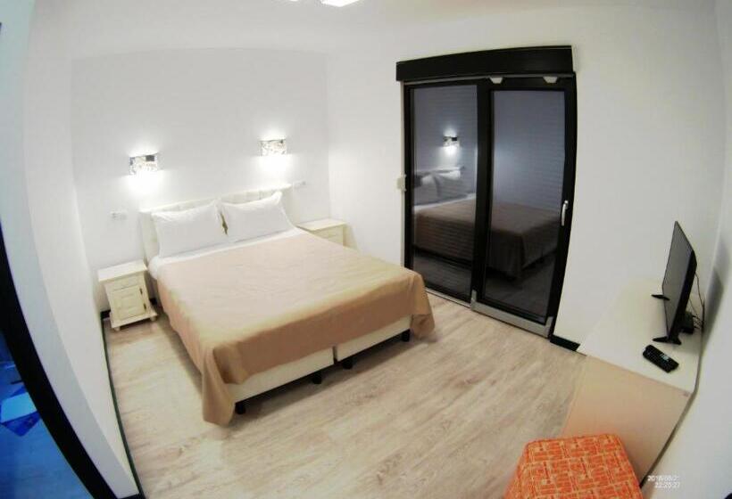 Студия Deluxe, Green Coffee House