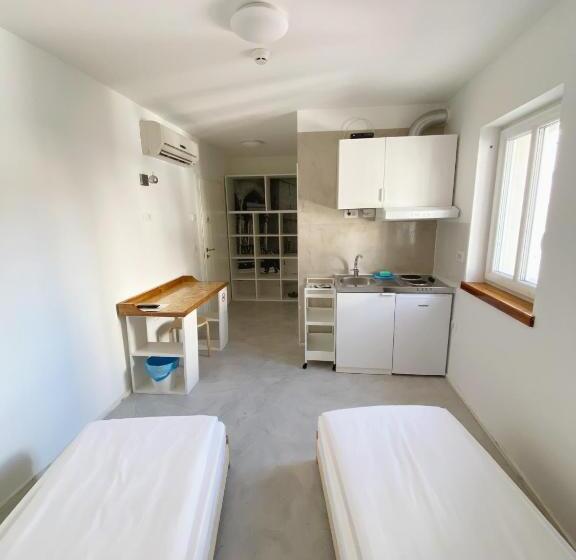 استودیوی استاندارد, Guest House Via Flavia