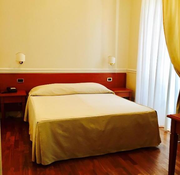 חדר משפחתי, Claila