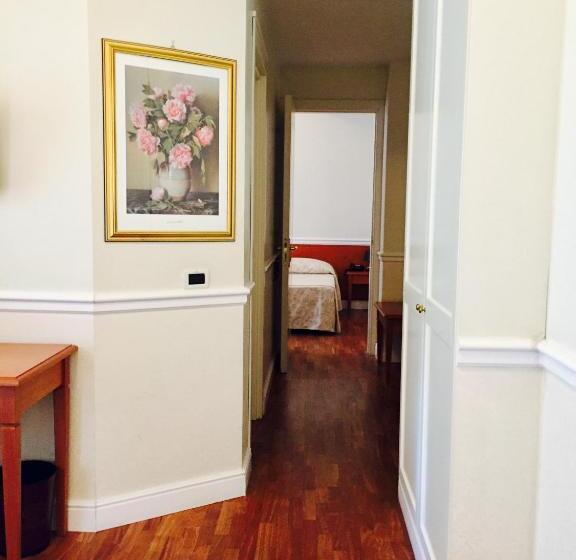 חדר משפחתי, Claila