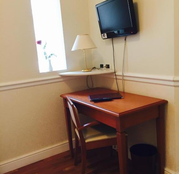 חדר משפחתי, Claila