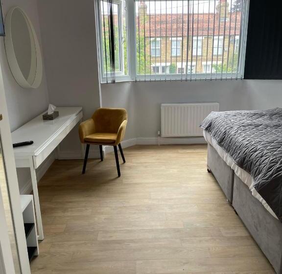 스탠다드 룸 킹사이즈 침대, Watts Lodge