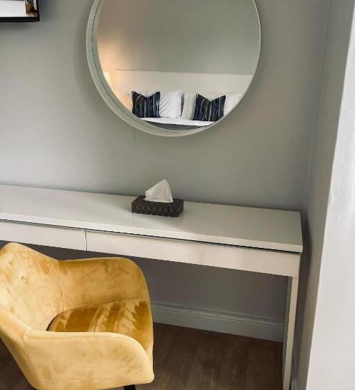 스탠다드 룸 킹사이즈 침대, Watts Lodge