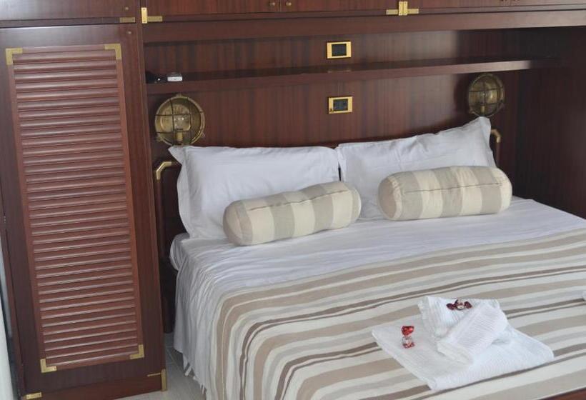 חדר משפחתי, La Muraria