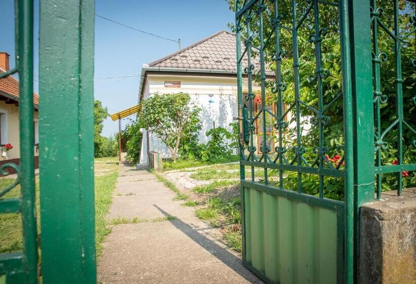 דירת חדר בקומת קרקע, Zempléni Szálláshely