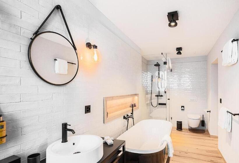 스탠다드 스튜디오, Alpine Inn Davos