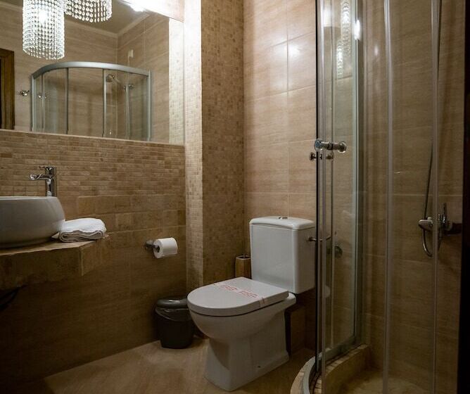 חדר סטנדרט, Achtis