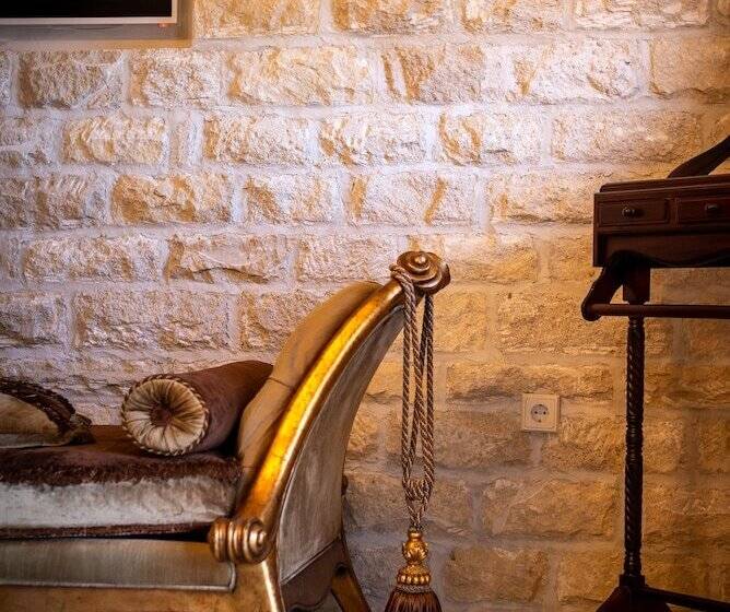 סוויטת ג'וניור, Achtis