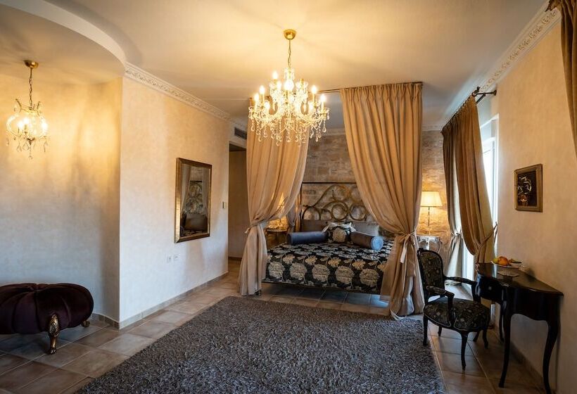 סוויטת סופריור, Achtis