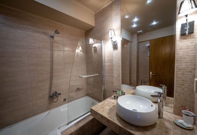 סוויטה משפחתית, Achtis