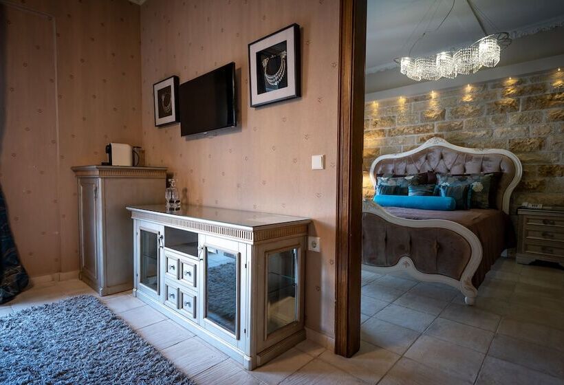 סוויטה משפחתית, Achtis