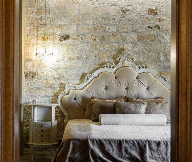 Family Suite, Achtis