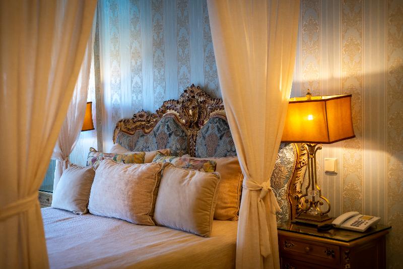 Quarto Familiar, Achtis