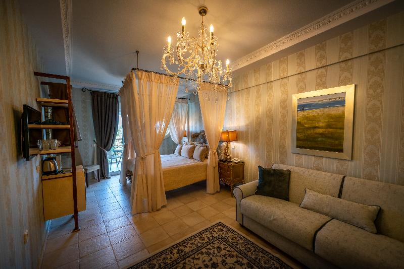 חדר משפחתי, Achtis