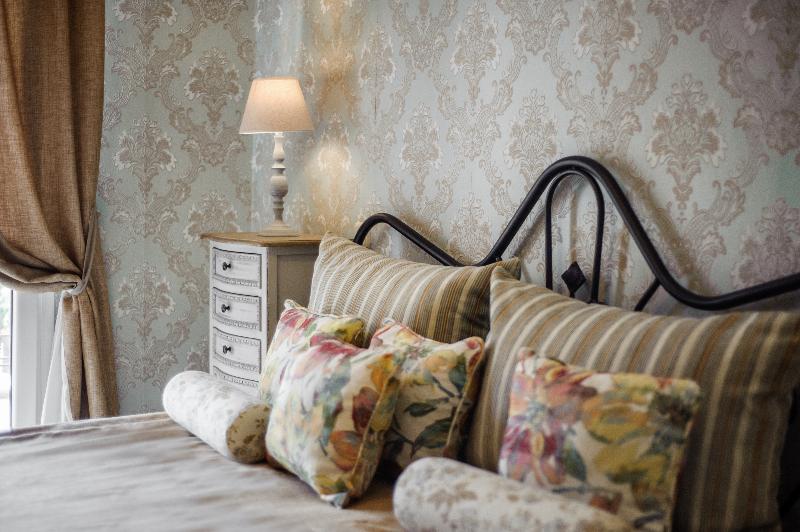 Quarto Estandar, Achtis