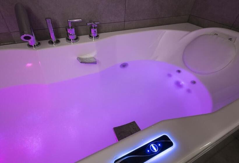 デラックスルーム, Auberge De Clochemerle, Spa Privatif & Restaurant Gastronomique