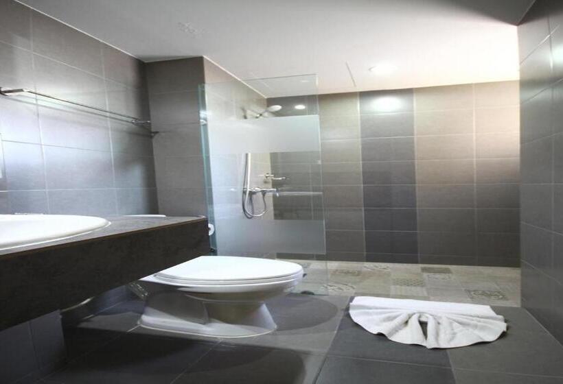 Deluxe Room King Bed & City View