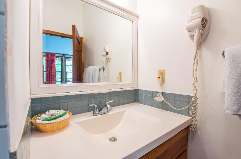 بانگلوی سوپریور, Las Rocas Resort And Dive Center