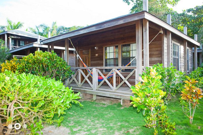 بانگلوی سوپریور, Las Rocas Resort And Dive Center