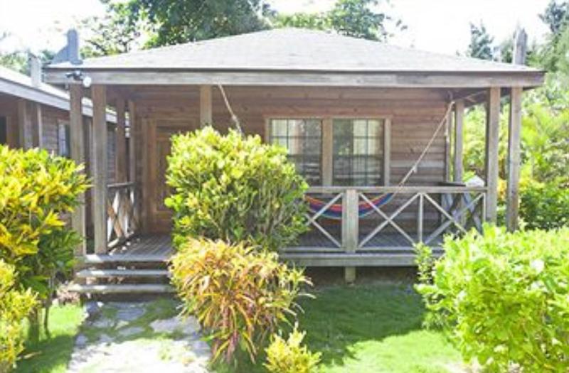 بانگلوی سوپریور, Las Rocas Resort And Dive Center