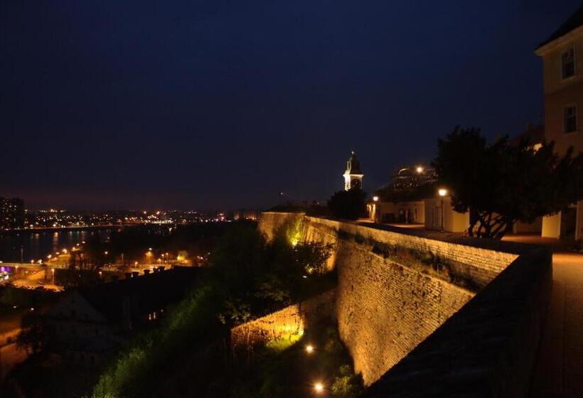 سوئیت با چشم‌انداز رودخانه, Leopold I