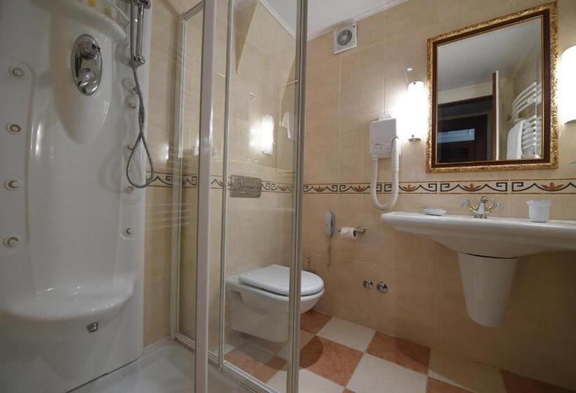 اتاق استاندارد با چشم‌انداز رودخانه, Leopold I