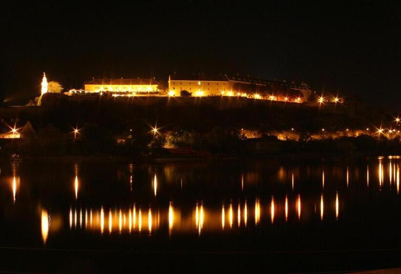 اتاق کلاس بیزنس, Leopold I