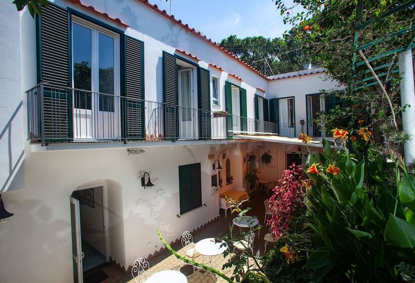 غرفة قياسية ثلاثية مزودة بشرفة, & Residence Matarese