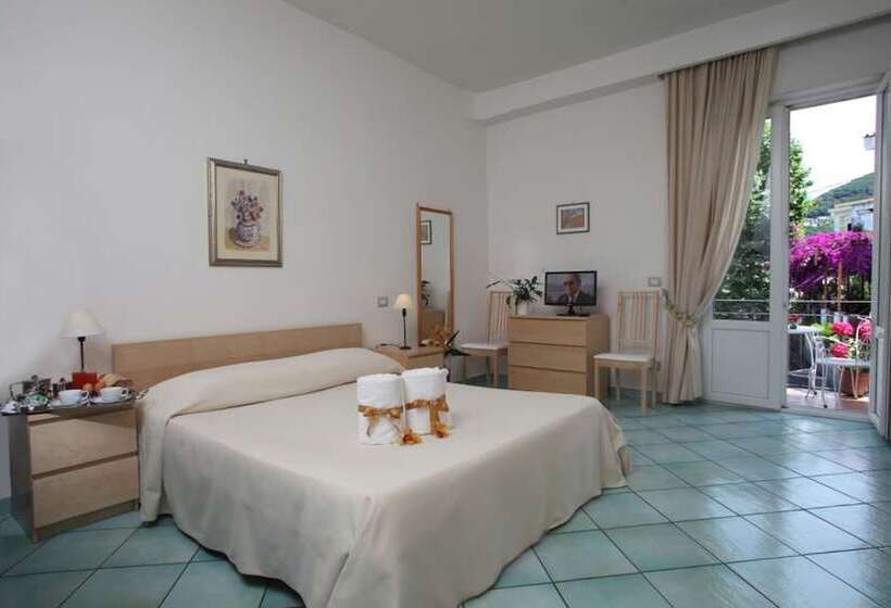 غرفة قياسية رباعية مزودة بشُرفة, & Residence Matarese