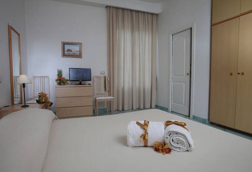 غرفة قياسية رباعية مزودة بشُرفة, & Residence Matarese