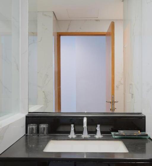Номер Deluxe, The Capital Hotel Surabaya