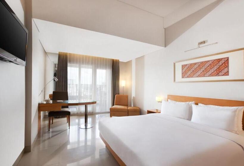 Номер Deluxe, The Capital Hotel Surabaya