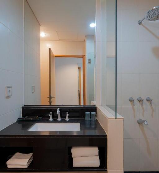 Номер Deluxe, The Capital Hotel Surabaya