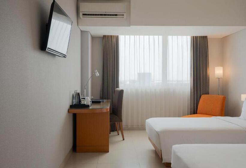 Номер Deluxe, The Capital Hotel Surabaya