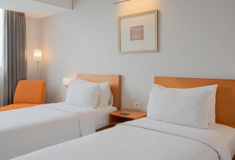 Номер Deluxe, The Capital Hotel Surabaya