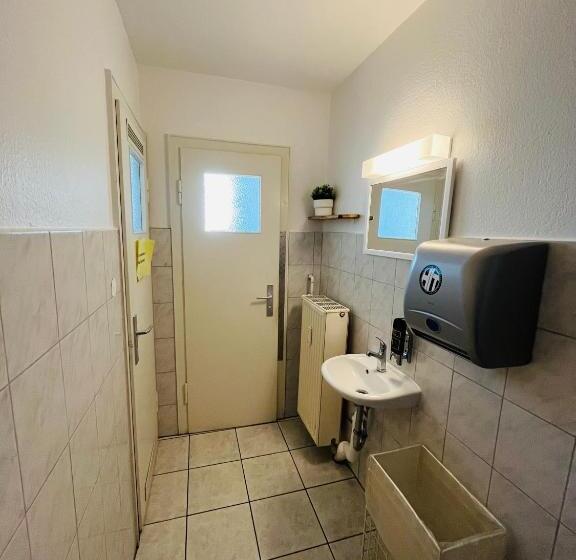 バスルーム共有のシングルスタンダード, Schwarzer Bar