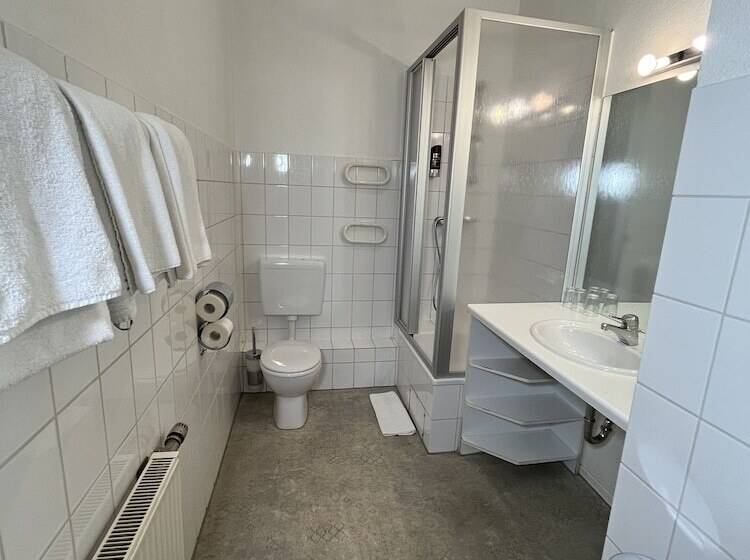 スタンダードトリプルルーム, Schwarzer Bar