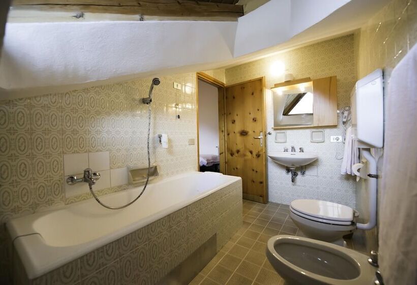 エコノミートリプルルーム, Teola