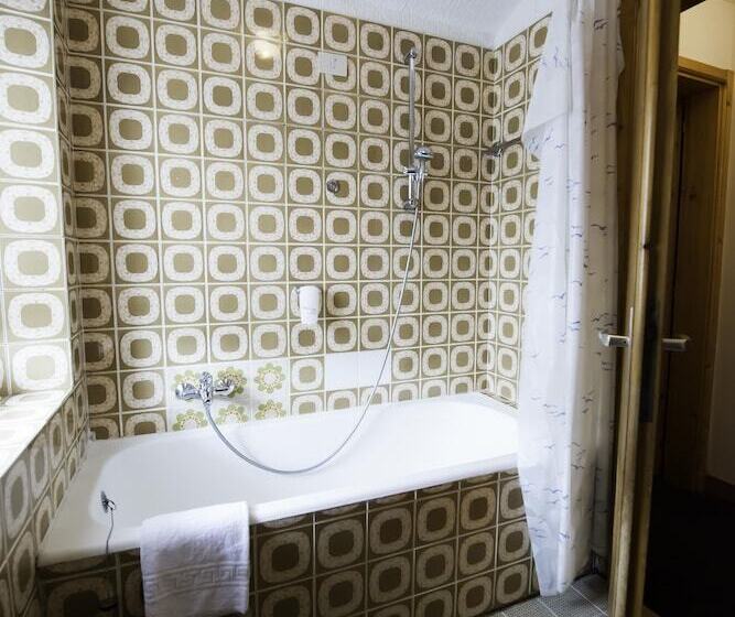 エコノミートリプルルーム, Teola