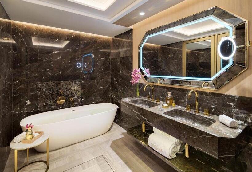 سوییت جونیور, The One Barcelona Gl