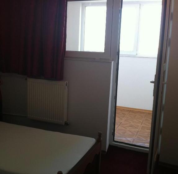 اتاق استاندارد سه نفره, Uranus