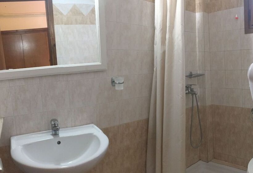 スタンダードトリプルルーム, Vontzos