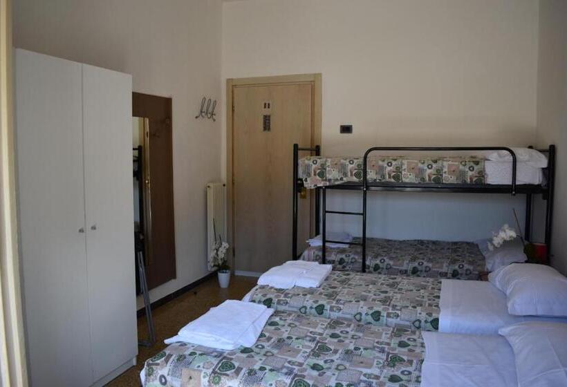 اتاق استاندارد چهارنفره با سرویس بهداشتی مشترک, Villa Emma